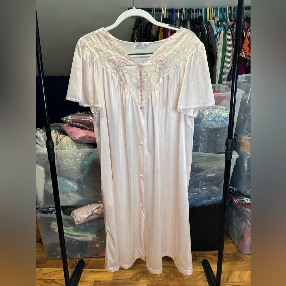 Vintage Vanity Fair Nightgown Pink Lace & Embroidery‎ Detail Pockets Size Large
